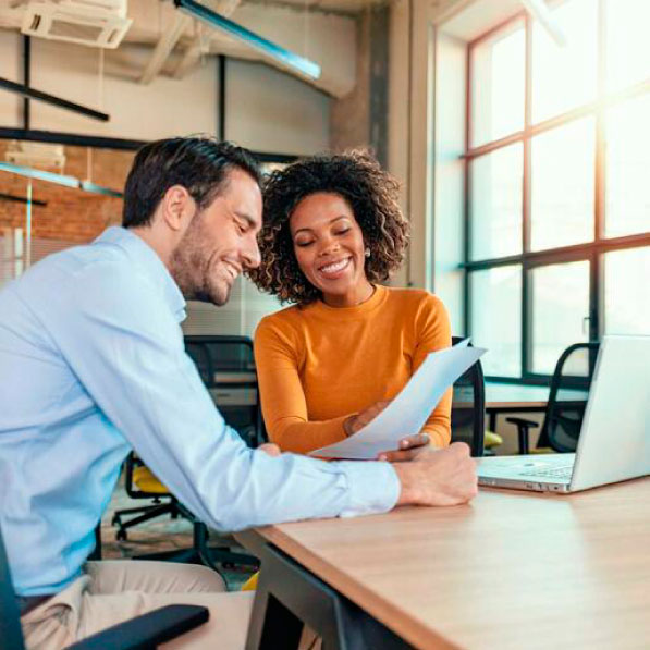 Personas hablando sobre el trabajo
